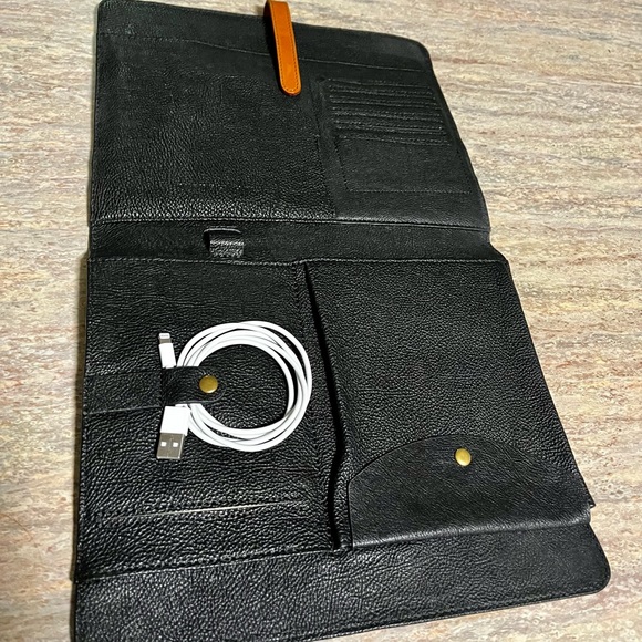 Mark & Graham pebble grain leather sleeve with many compartments - Picture 5 of 16